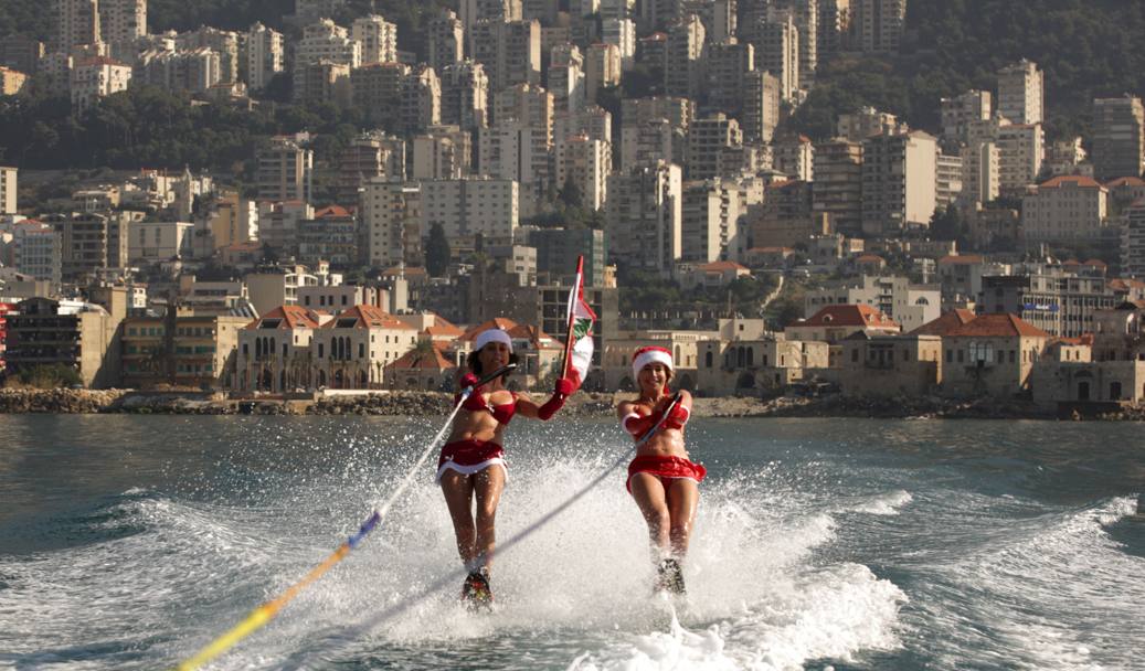 Babbo Natale costume (da bagno) davanti Beirut. Afp